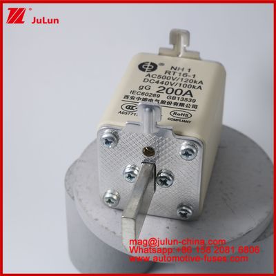 NH1 RT16-1 200A AC500V 120KA DC 440V 100KA السيارات السيراميكية الذخائر الذاتية جبل الشفرة للسيارة الكهربائية / HEV الحجم الصغير الحماية من الدائرة القصيرة الحالية المسموح بها