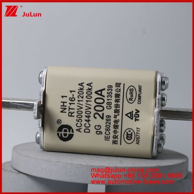 NH1 RT16-1 200A AC500V 120KA DC 440V 100KA السيارات السيراميكية الذخائر الذاتية جبل الشفرة للسيارة الكهربائية / HEV الحجم الصغير الحماية من الدائرة القصيرة الحالية المسموح بها