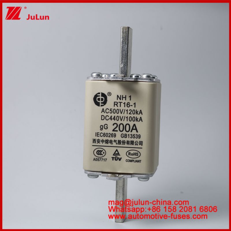 NH1 RT16-1 200A AC500V 120KA DC 440V 100KA السيارات السيراميكية الذخائر الذاتية جبل الشفرة للسيارة الكهربائية / HEV الحجم الصغير الحماية من الدائرة القصيرة الحالية المسموح بها